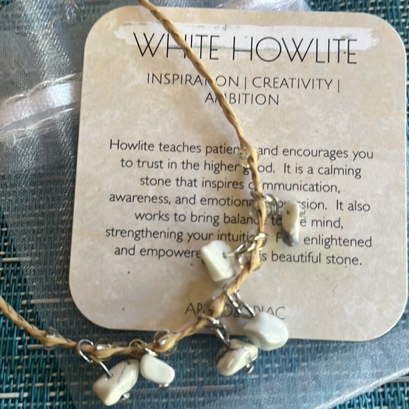 White Howlite chip bracelet - Picture 1 of 6